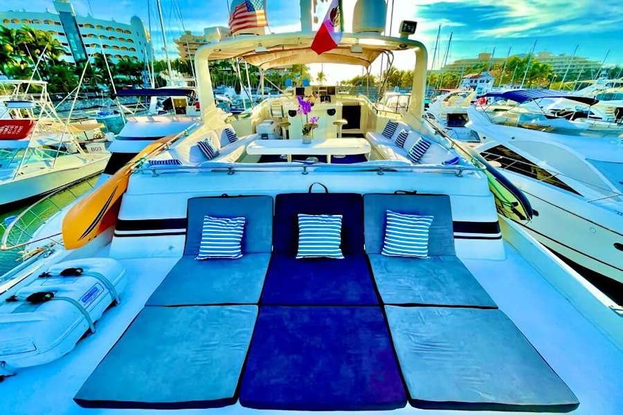 Luxury Yacht Hatteras 75ft