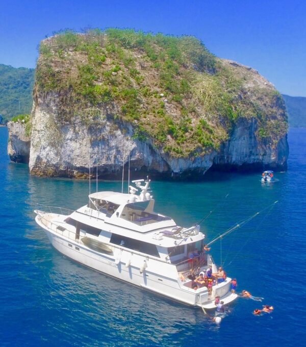 Luxury Yacht Hatteras 75ft - Image 25