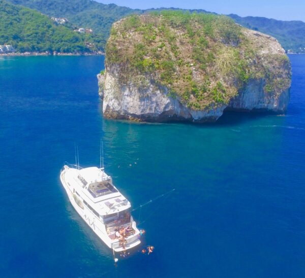 Luxury Yacht Hatteras 75ft - Image 24