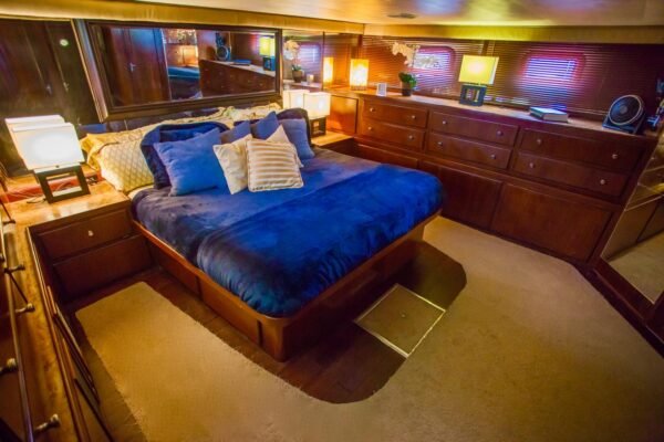Luxury Yacht Hatteras 75ft - Image 23