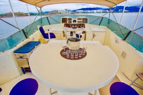 Luxury Yacht Hatteras 75ft - Image 20