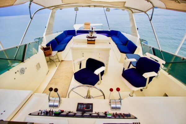 Luxury Yacht Hatteras 75ft - Image 19