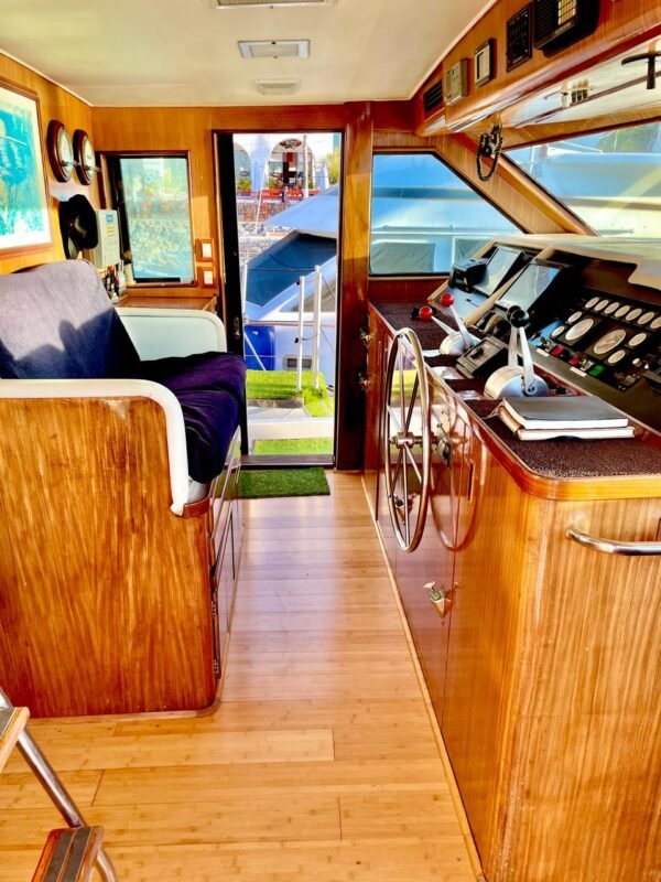 Luxury Yacht Hatteras 75ft - Image 4