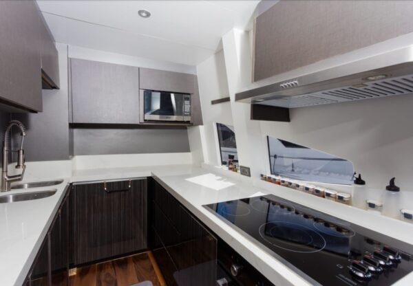 Luxury yacht Azimut 85ft - Image 13