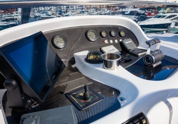 Luxury yacht Azimut 85ft - Image 12