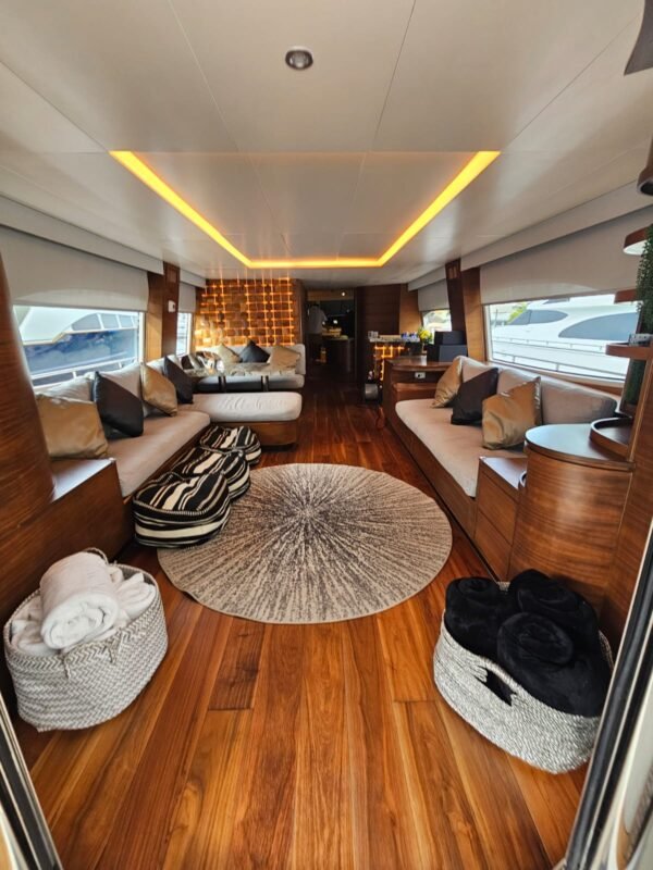 Luxury yacht Azimut 85ft - Image 19