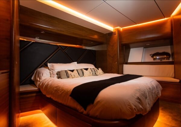 Luxury yacht Azimut 85ft - Image 17