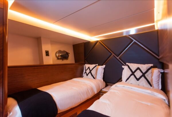Luxury yacht Azimut 85ft - Image 16